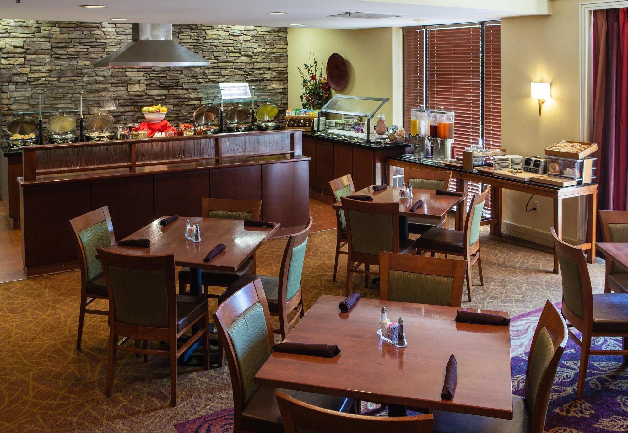 Hotel Doubletree By Hilton Atlanta Airport à College Park Extérieur photo
